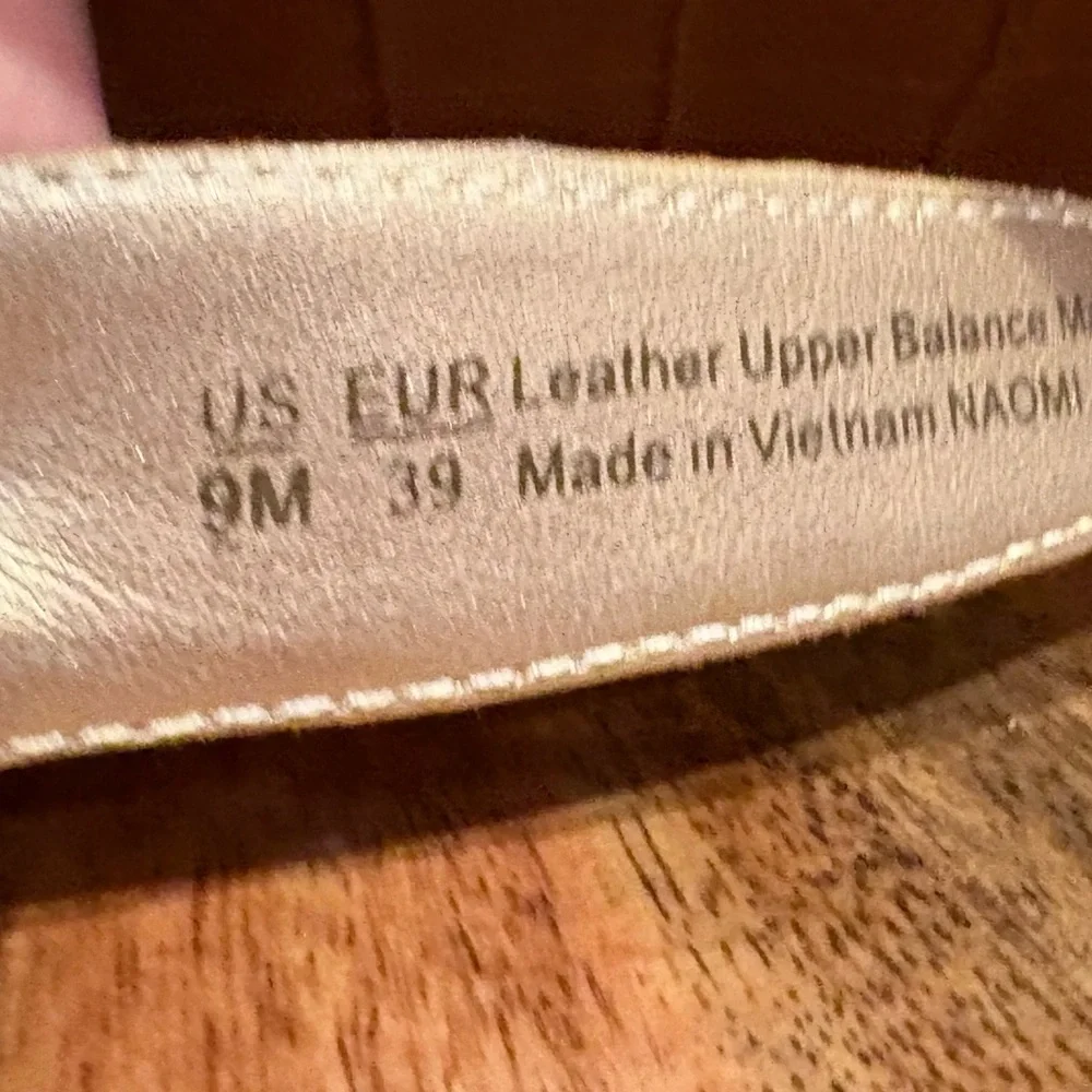 Sam Edelman Naomi Tan T-Strap Sandals - Picture 11 of 11